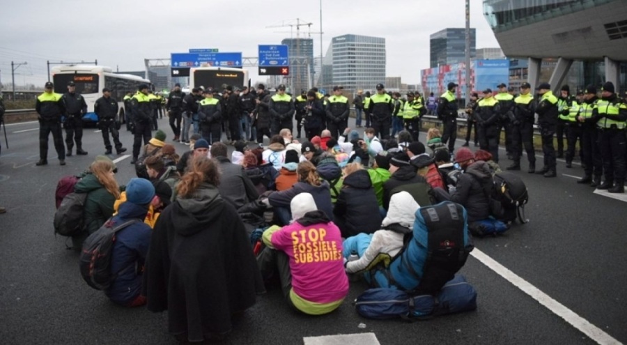 Hollanda'da iklim aktivistleri otoyolu kapatarak eylem yaptı