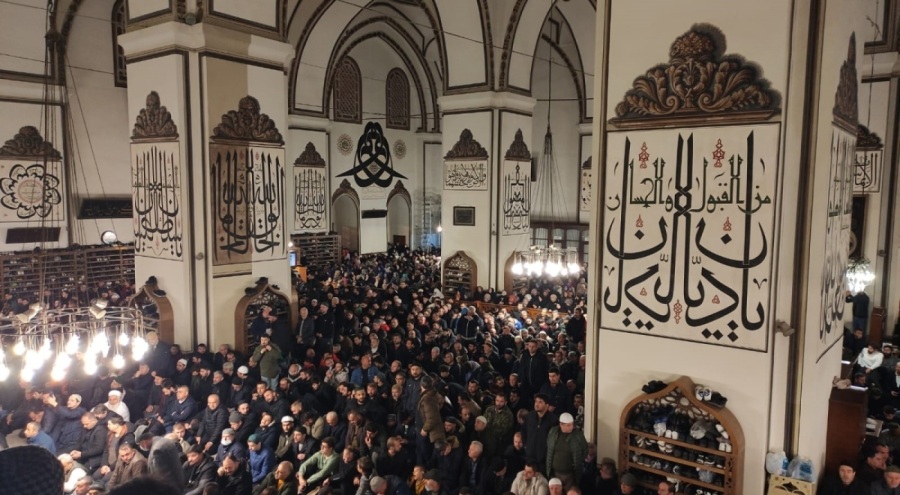Yılın ilk sabah namazında binlerce kişi Bursa Ulucami'de şehitler için dua etti