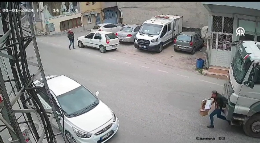 Bursa'da hafriyat kamyonu yolda yürüyen kişiye çarptı!