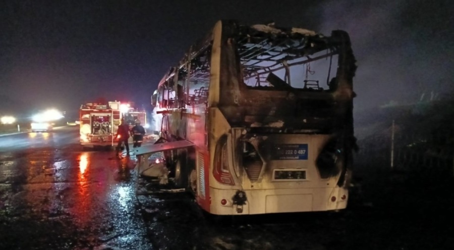 Mersin'de seyir halindeki servis otobüsü alev alev yandı!