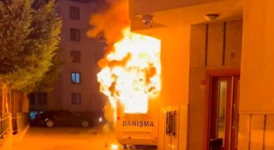 İş yerinin bahçesindeki kulübe alev alev yandı