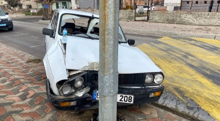Otomobil elektrik direğine çarptı: 2 kişi yaralandı