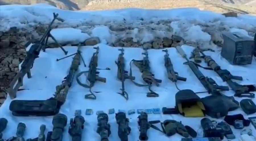 Teröristlere ait silahlar ve mühimmat ele geçirildİ