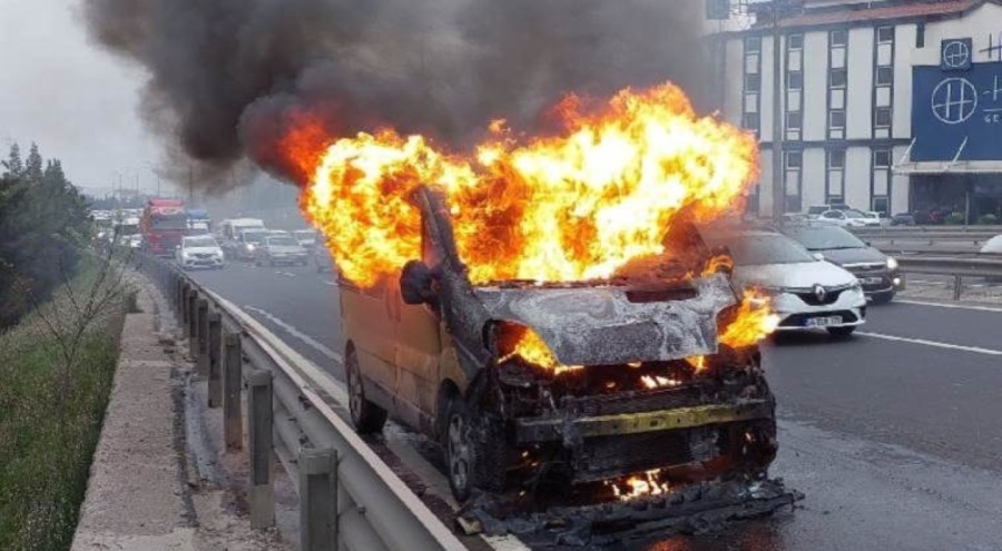 Seyir halindeki otomobil cayır cayır yandı!