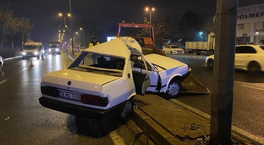 Otomobil direğe çarparak ikiye büküldü: 4 yaralı