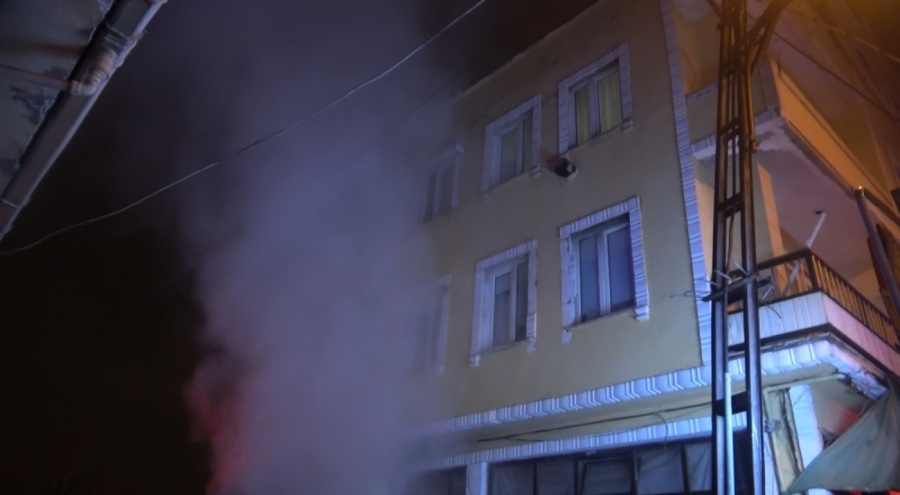 Bursa'da 4 katlı binanın bodrum katında yangın!