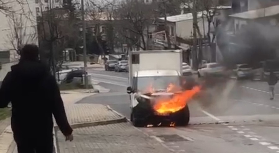 Bursa'da seyir halinde hafif ticari araç cayır cayır yandı!