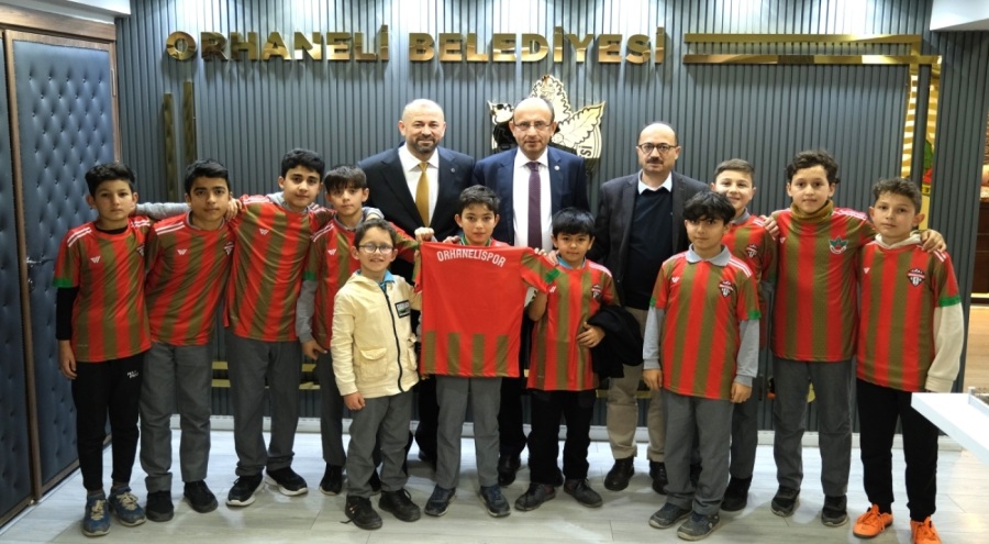 Bursa Orhaneli'de öğrencilere ücretsiz forma dağıtıldı