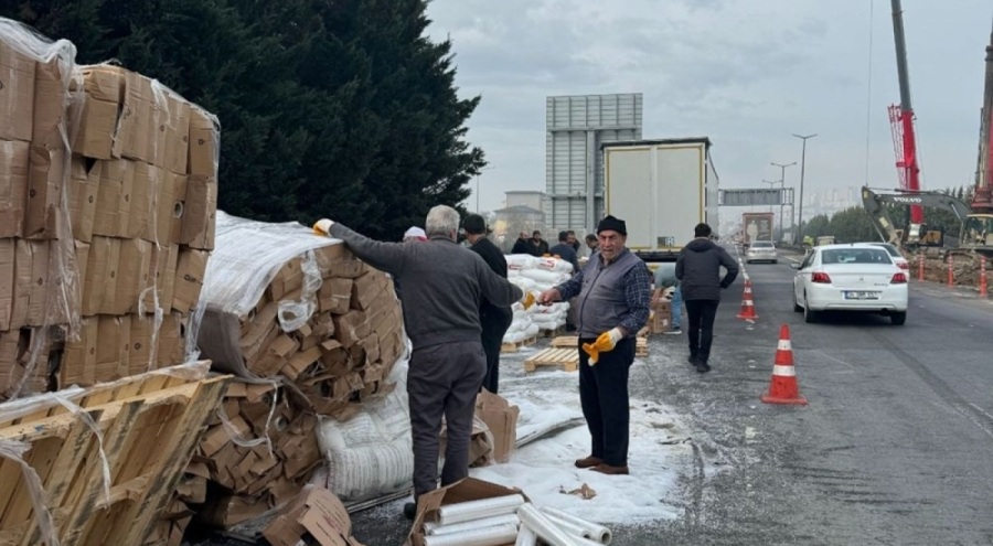 Anadolu Otoyolu'nda TIR devrildi