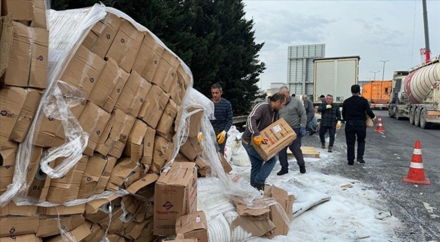 Otoyolda devrilen tır ulaşımı aksattı