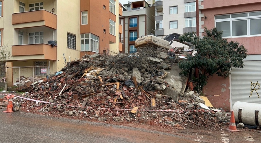 Bina yıkım esnasında caddeye çöktü