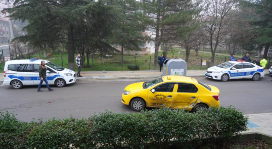 Ticari taksi ile otomobil çarpıştı: 2 yaralı