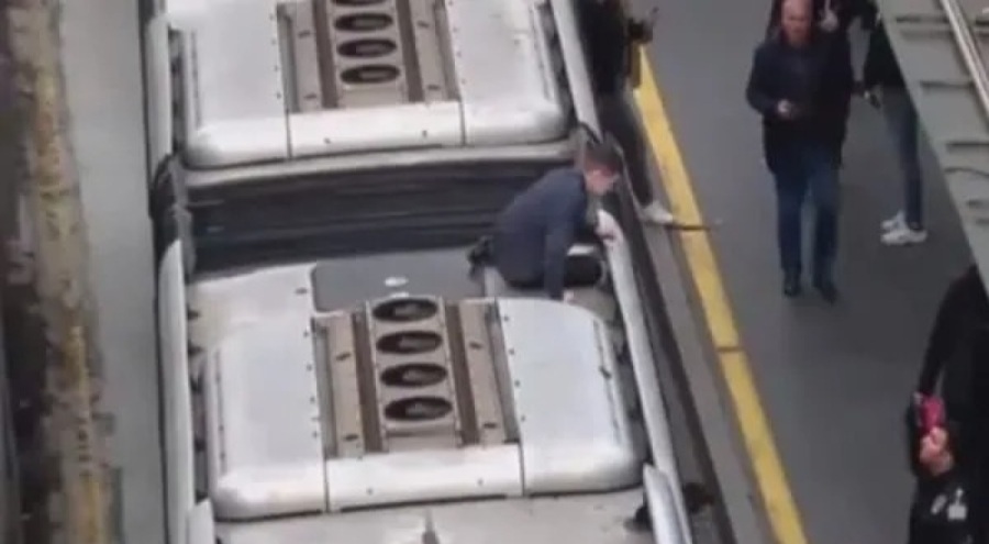 İstanbul'da tehlikeli anlar: Metrobüsün üstünde yolculuk yaptı