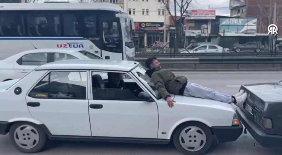 Bursa'da otomobilin kaputuna yatıp ayaklarıyla öndeki aracı itti!