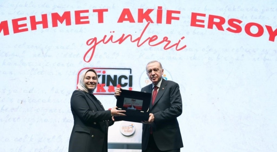 Mehmet Akif Ersoy'u Anma Programı'nda Mektup kategorisinde birinci olan Bursalı Ünal Cumhurbaşkanı Erdoğan'dan ödül aldı