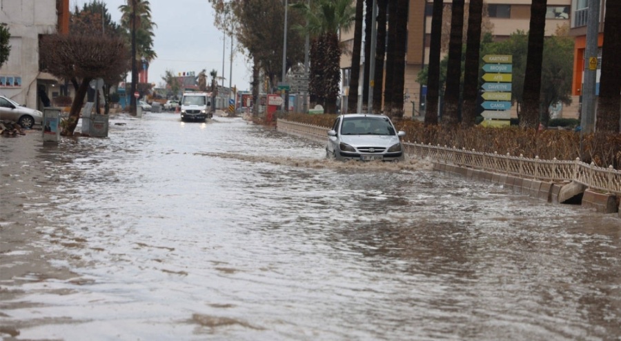 İskenderun'da yağmur caddeleri göle çevirdi