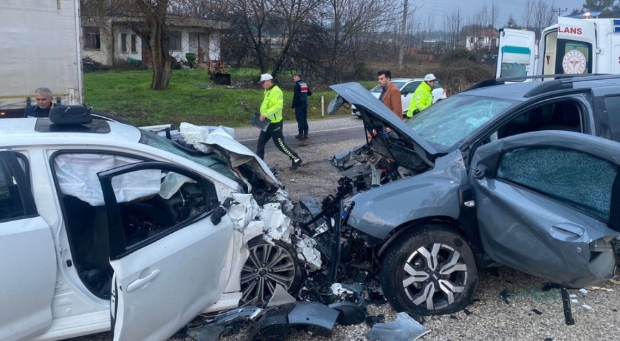 İki otomobil çarpıştı: 2 ölü, 2 ağır yaralı