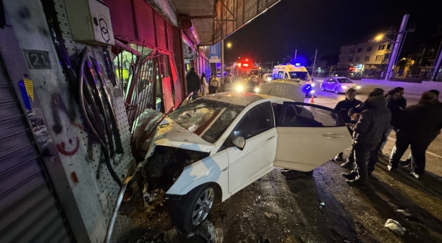 Bursa'da otomobil iş yerinin kepenklerine çarptı: Çok sayıda yaralı!