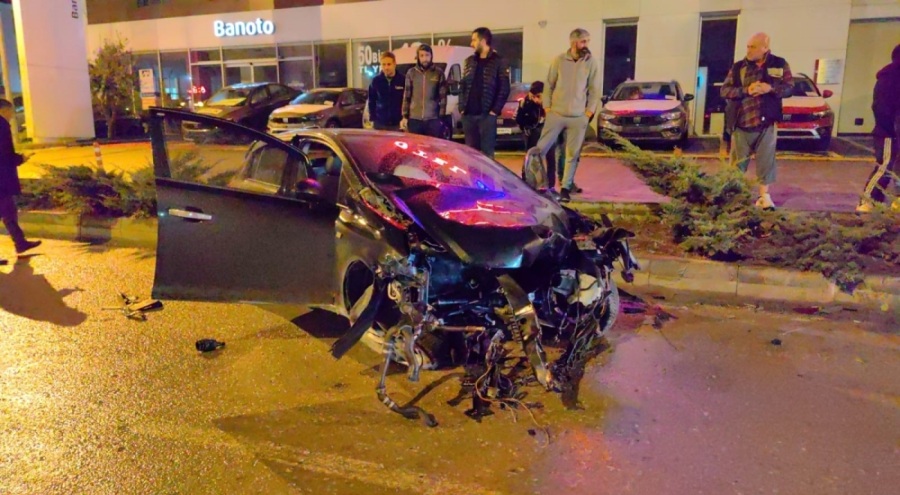 Bursa'da ağaca çarpan otomobil yola uçtu!