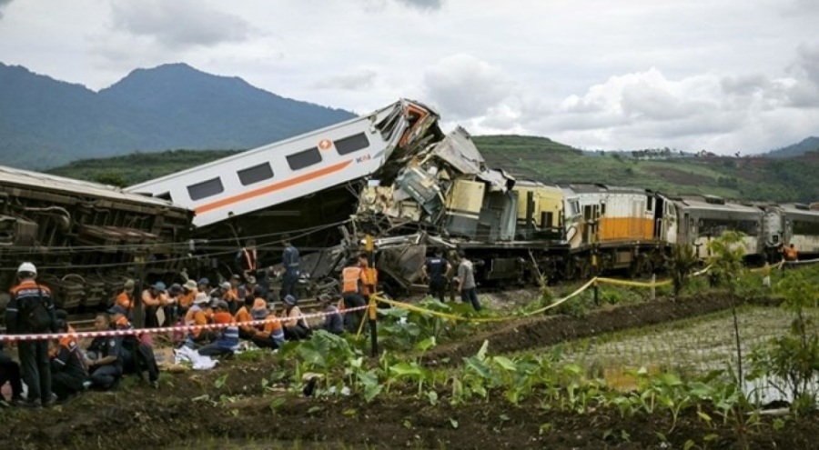 Endonezya'da 2 tren çarpıştı!