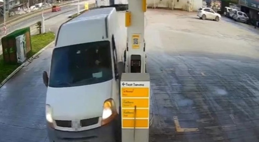 Korkutan anlar! Akaryakıt istasyonunda faciadan dönüldü