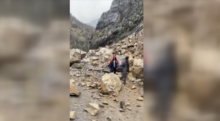 Şırnak-Hakkari kara yolu heyelan nedeniyle ulaşıma kapandı