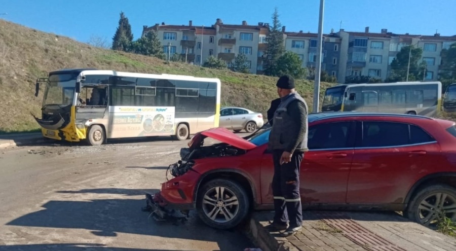 Bursa'da feci kaza! Otobüs ile otomobil kafa kafaya çarpıştı
