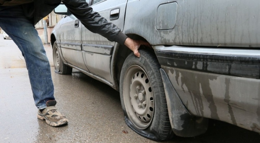 Park halindeki yüzlerce aracın lastikleri patlatıldı