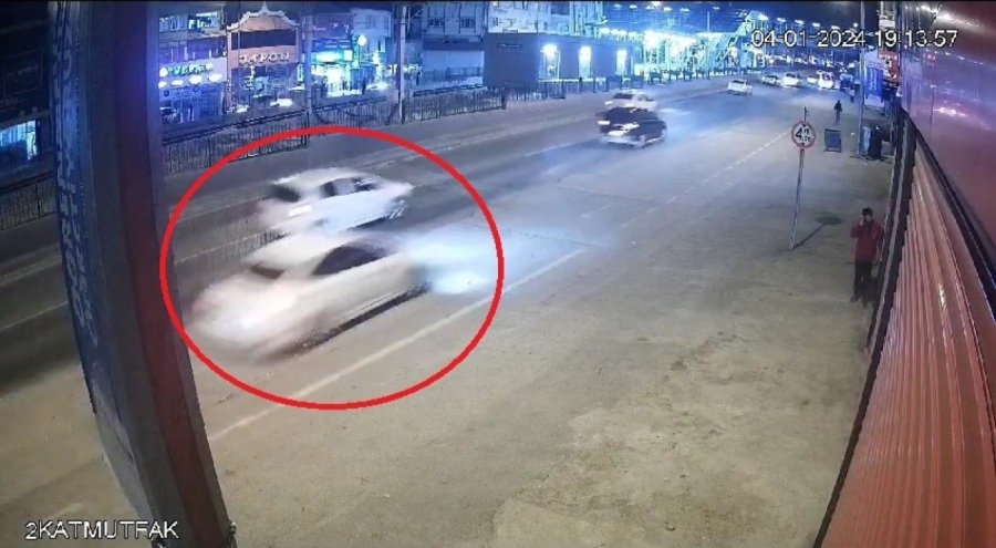 Bursa'da kontrolden çıkan otomobil dükkana daldı!