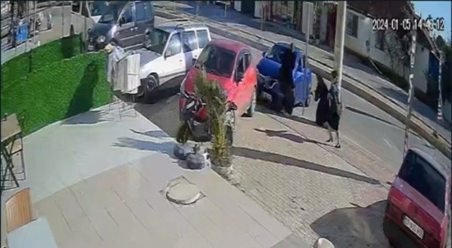 Kontrolden çıkan araç, otobüs bekleyenlere çarptı: Ölü ve yaralılar var