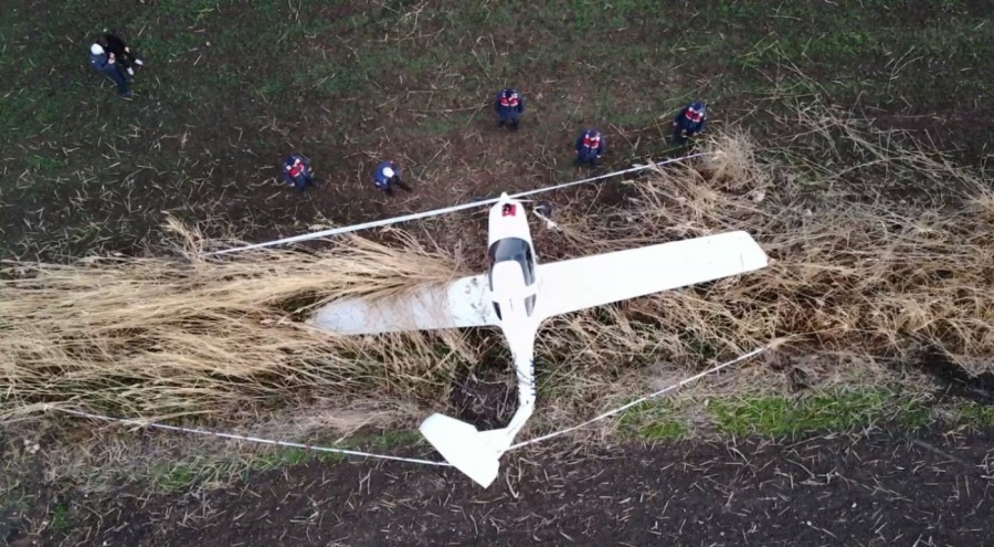 Bursa'da tarlaya iniş yapan uçağın enkazı, dron ile görüntülendi