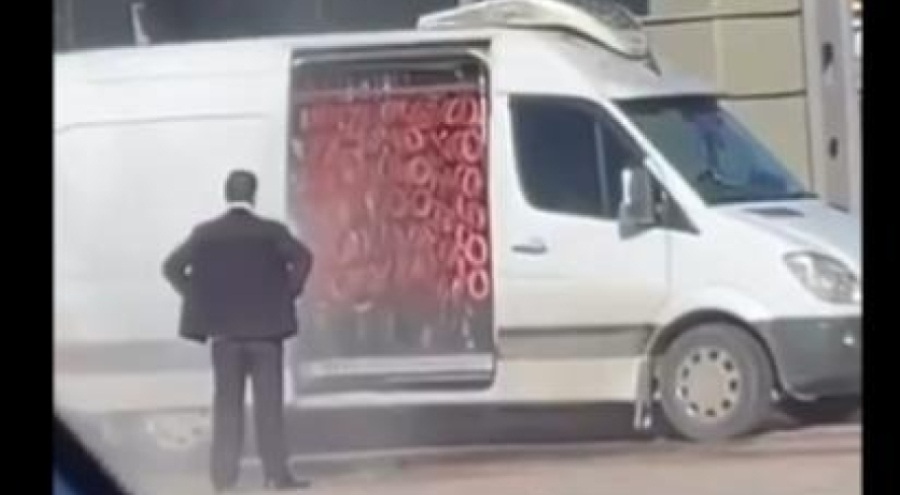 Bursa'da halk sağlığı hiçe sayıldı! Oto yıkamacıda sucuk yıkadılar