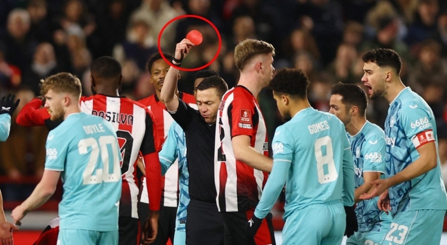 Hakem yuvarlık kırmızı kart gösterdi!