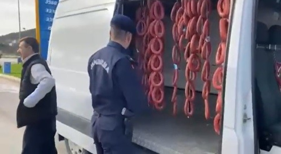 Bursa'da minibüste sucuk yıkayan şahıslara savcılıktan soruşturma