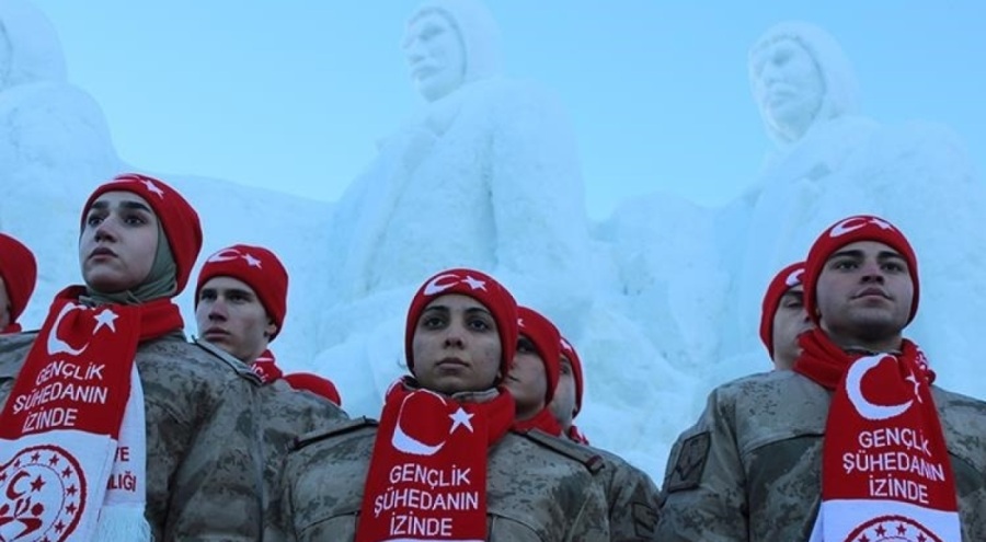 Sarıkamış'ta şehitler için "Kardan Heykeller' yapıldı
