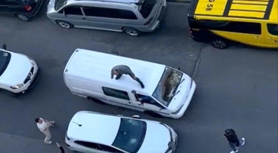 Trafikte dehşet: Sürücüler birbirlerine balyozla saldırdı