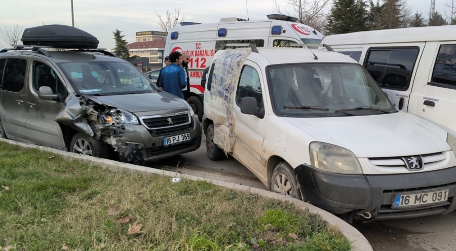 Bursa'da zincirleme kaza! 4 araç...