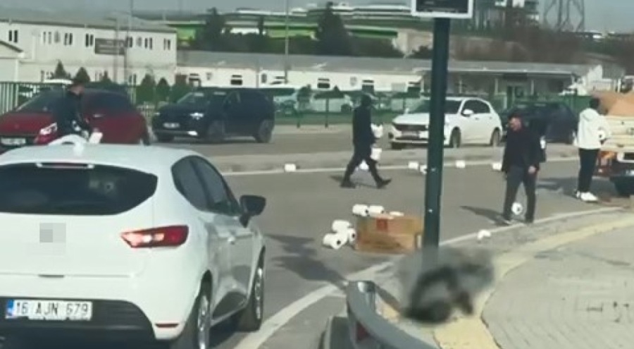Bursa'da kamyonetin arkasından dökülenler yola saçıldı!
