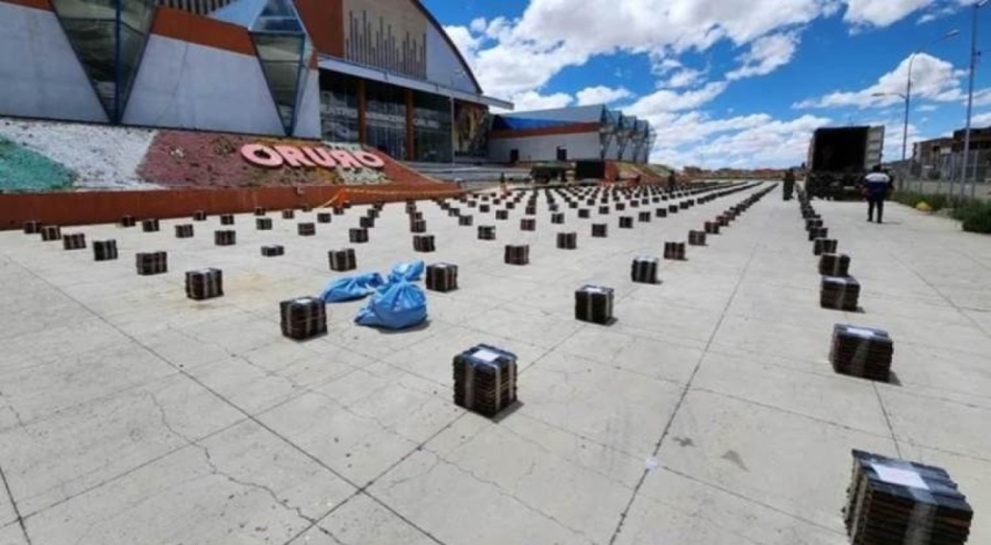 Tonlarca uyuşturucu ahşap döşeme altında yakalandı