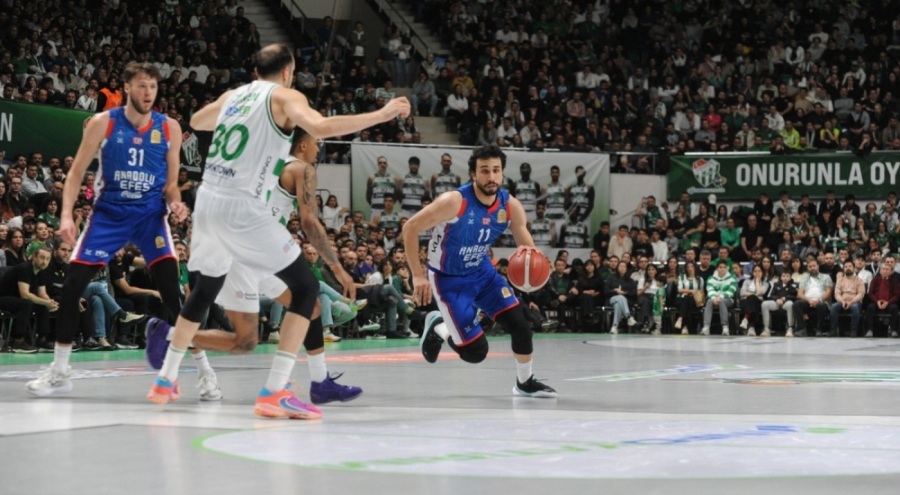 Anadolu Efes ligin ilk yarısını zirvede noktaladı