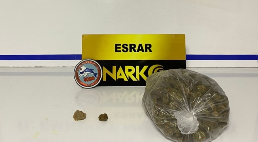 Otomobille polisten kaçan şahıslarda uyuşturucu ve tarihi eser çıktı