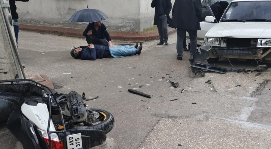 Bursa'da motosiklet otomobil ile çarpıştı!