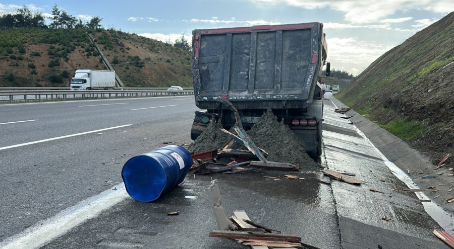 Kuzey Marmara Otoyolu'nda kaza sonrası kimyasal madde paniği neden oldu