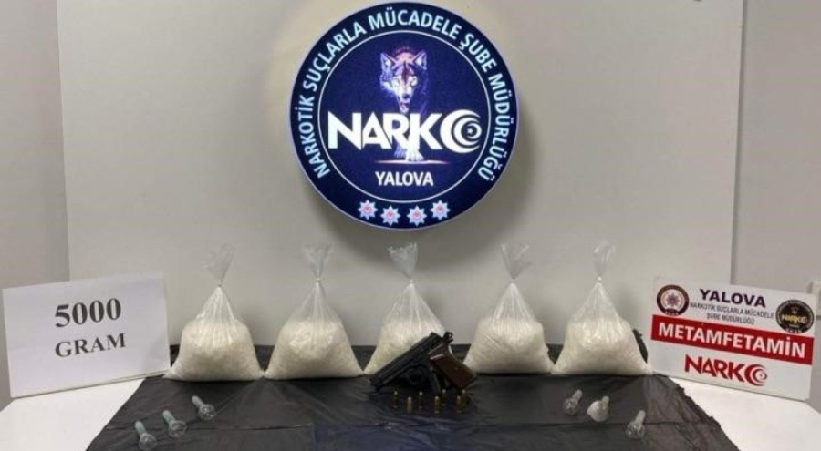 Yalova'da sürücüsü kaçan otomobilden 5 kilo uyuşturucu çıktı