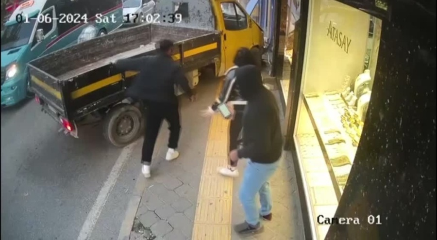 Kontrolden çıkan kamyonet 5 kişiyi yaraladı!