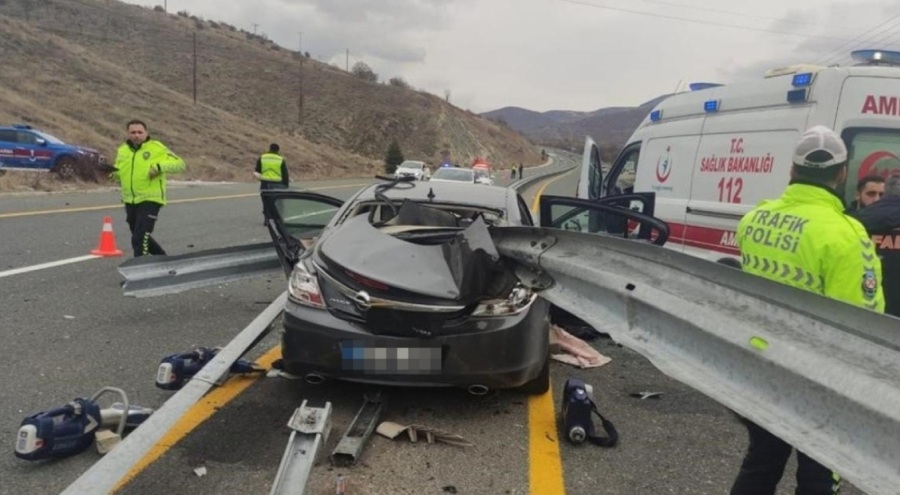 Elazığ'da otomobil bariyerlere ok gibi saplandı: 1 ölü