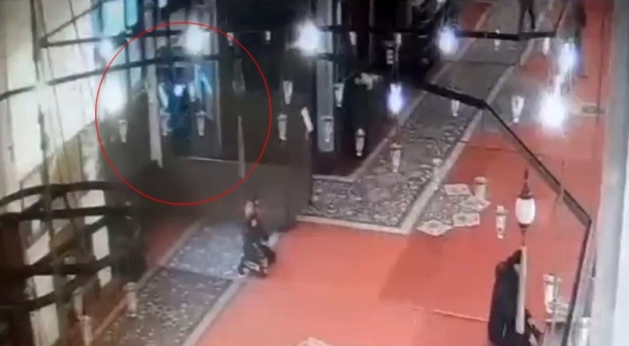 Fatih Camii'ndeki bıçaklı saldırının görüntüleri ortaya çıktı
