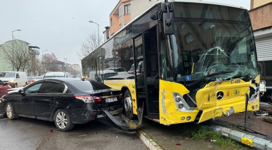 Otobüs şoförü bayıldı, park halindeki 5 araç hasar aldı
