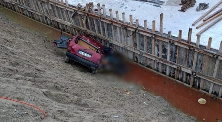 Otomobil, viyadük için açılan temel çukuruna düştü! Çok sayıda can kaybı