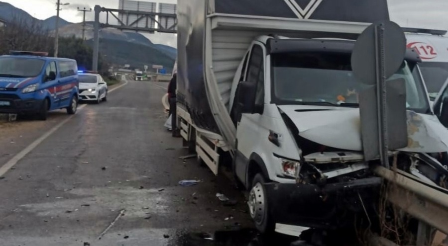 Feci kaza! Kamyonet bariyerlere ok gibi saplandı